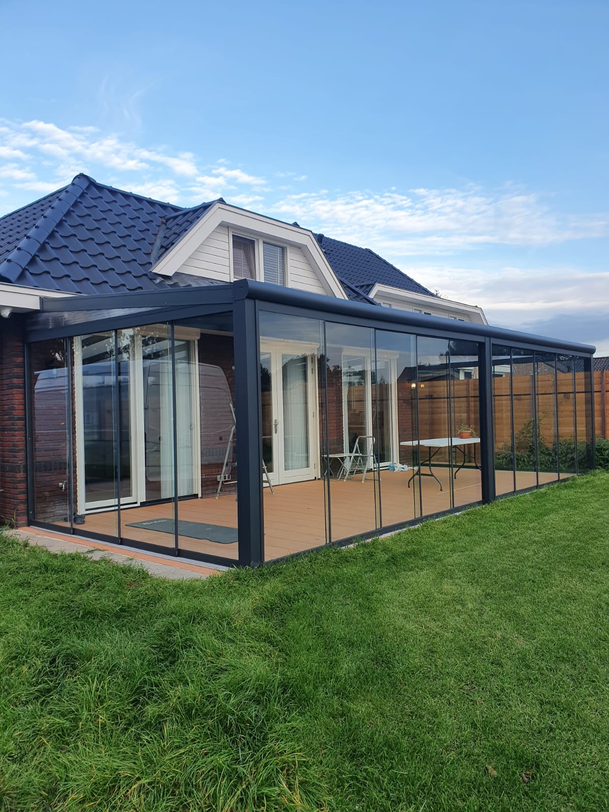 Moderne veranda met tuinkamer